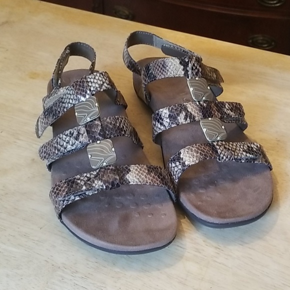 vionic snake print shoes